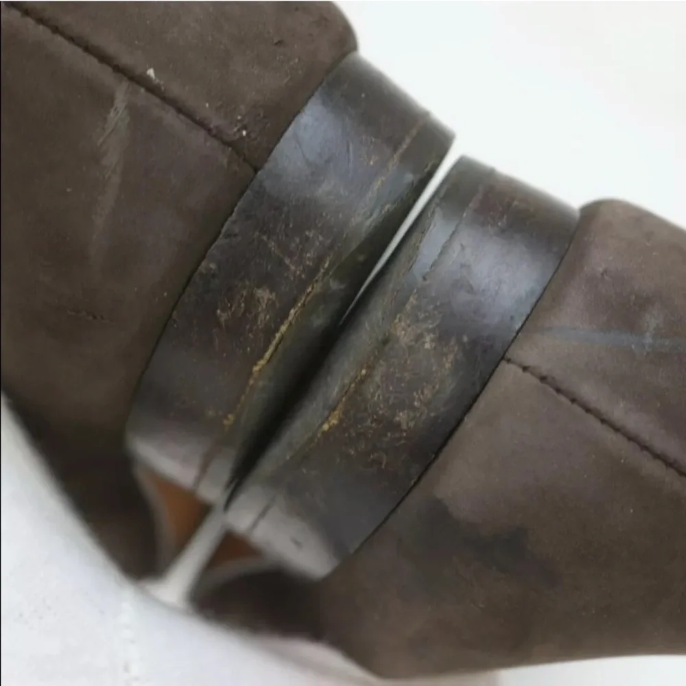 Salvatore Ferragamo Brown suede with gold hardware ‎ bow 6C